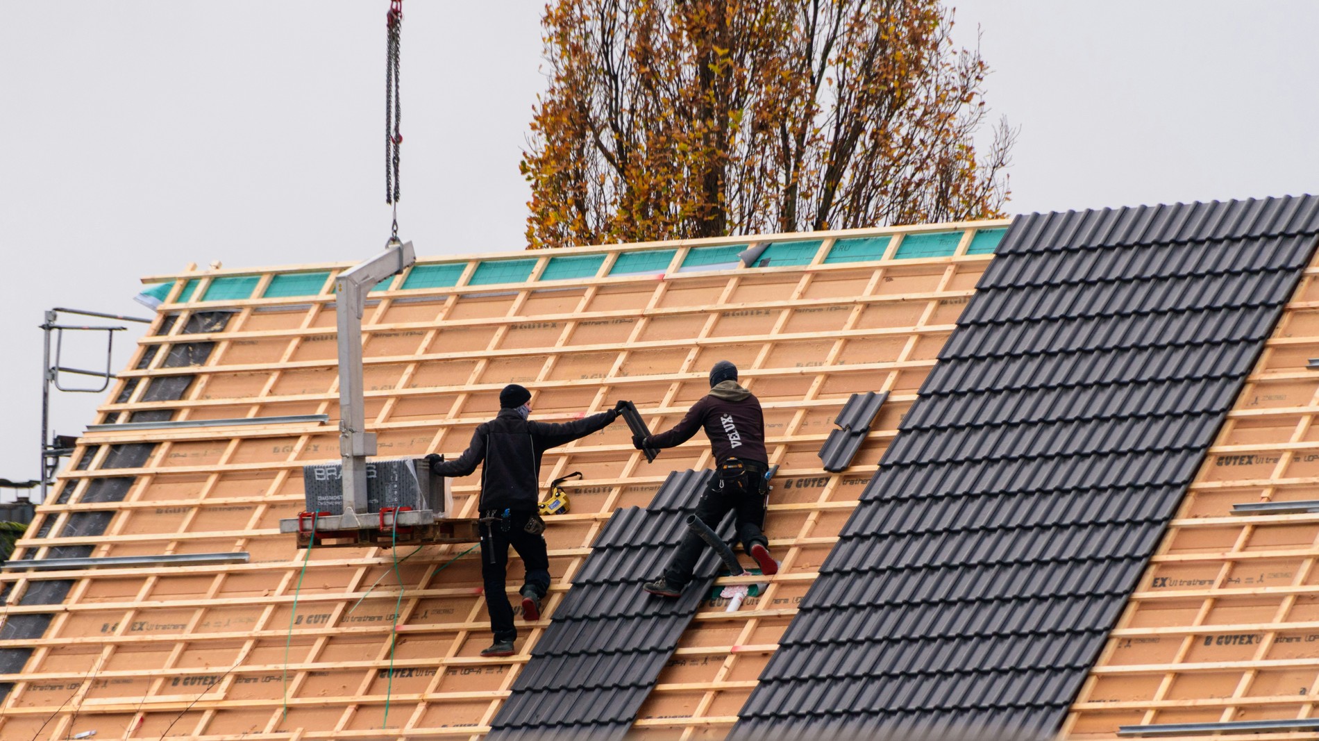 Couvreurs travaillant sur une toiture à Malansac
